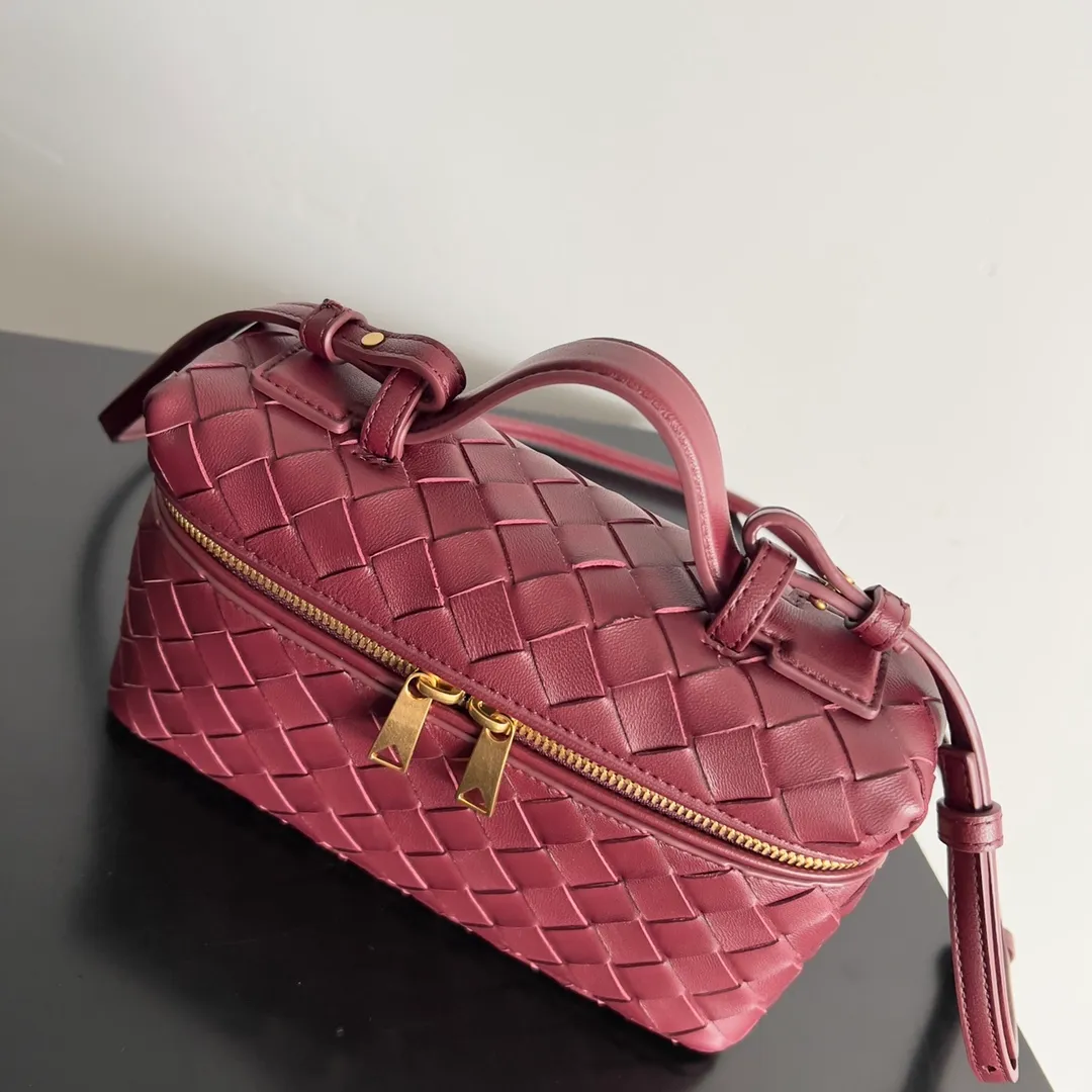 Batch 1360 Bottega Veneta 24 spring and summer woven zipper crossbody bag. A crossbody bag that can be used as a cosmetic bag. The exquisite weaving and compact body are an indispensable accessory for the upcoming summer. The double zipper also better protects the bag. It has a large capacity. If you like it, don’t miss it. Style number: 789109 Size: 22*12.5*5cm